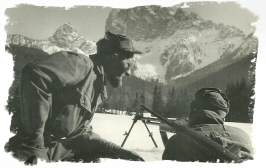 1953 - Marce e trasferimenti invernali. - Zona di Braies Vecchia - Prove pratiche col bren con lo sfondo del Picco di Villandro.